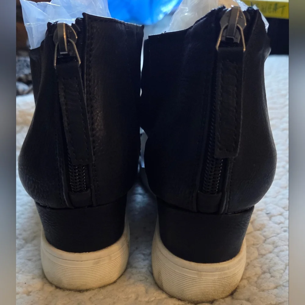 Journee Collection Black Hidden‎ Wedge Sneakers Size 9 Zip Cross Strap Shoes